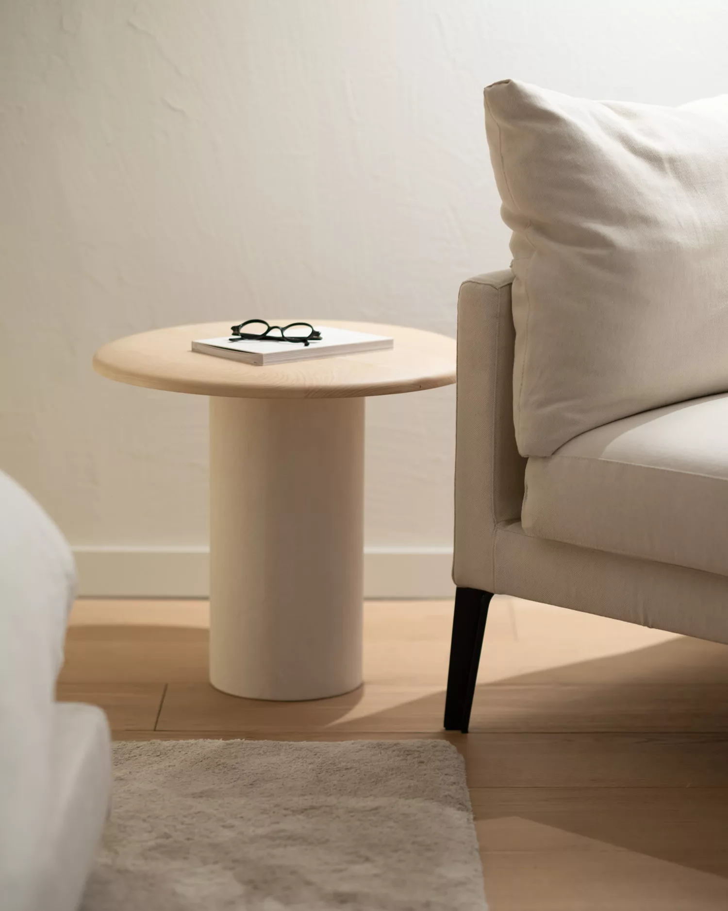 Mesa auxiliar Mini Deia de madera maciza de fresno Ø50 cm