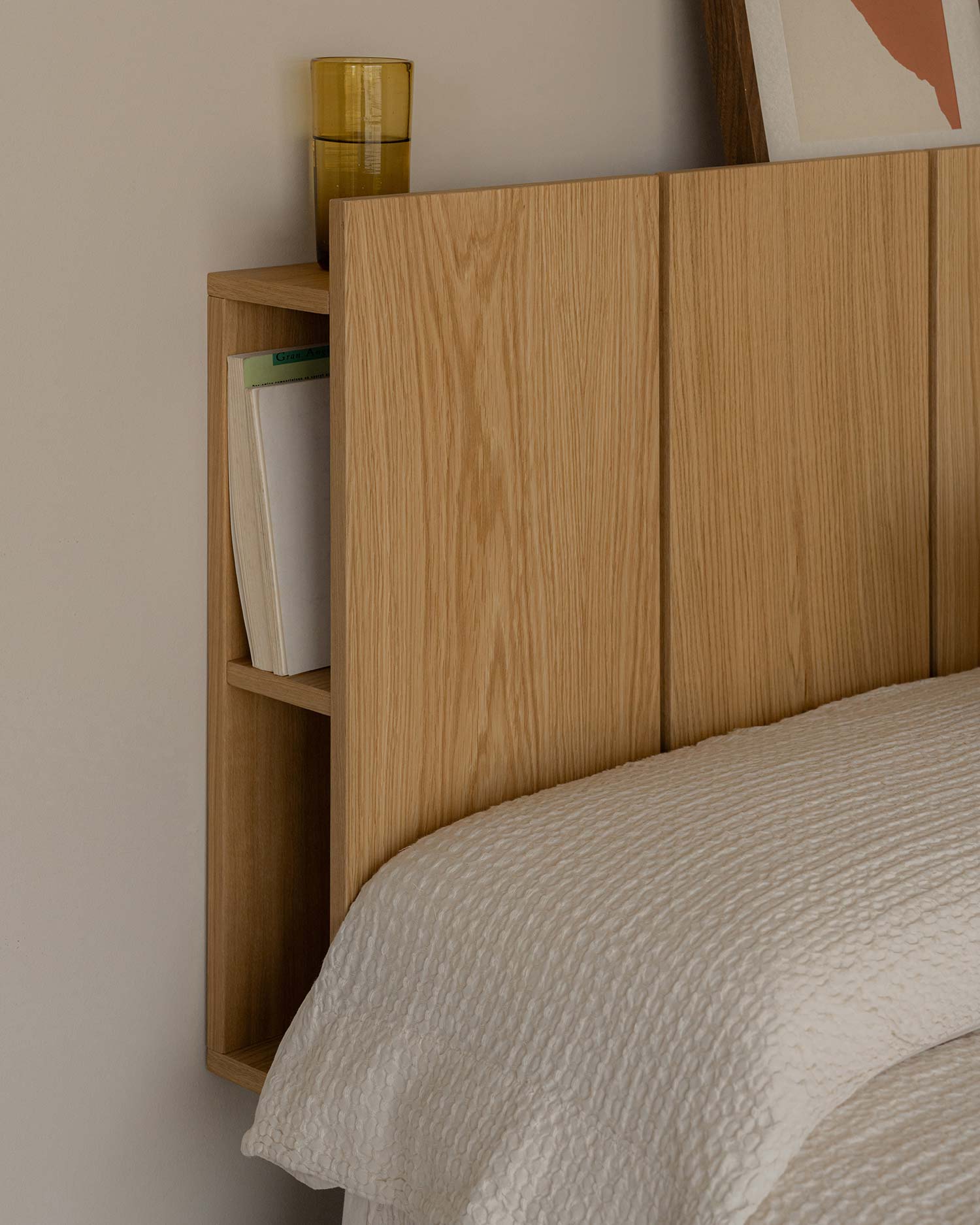 Cabecero Cova roble natural con almacenamiento integrado